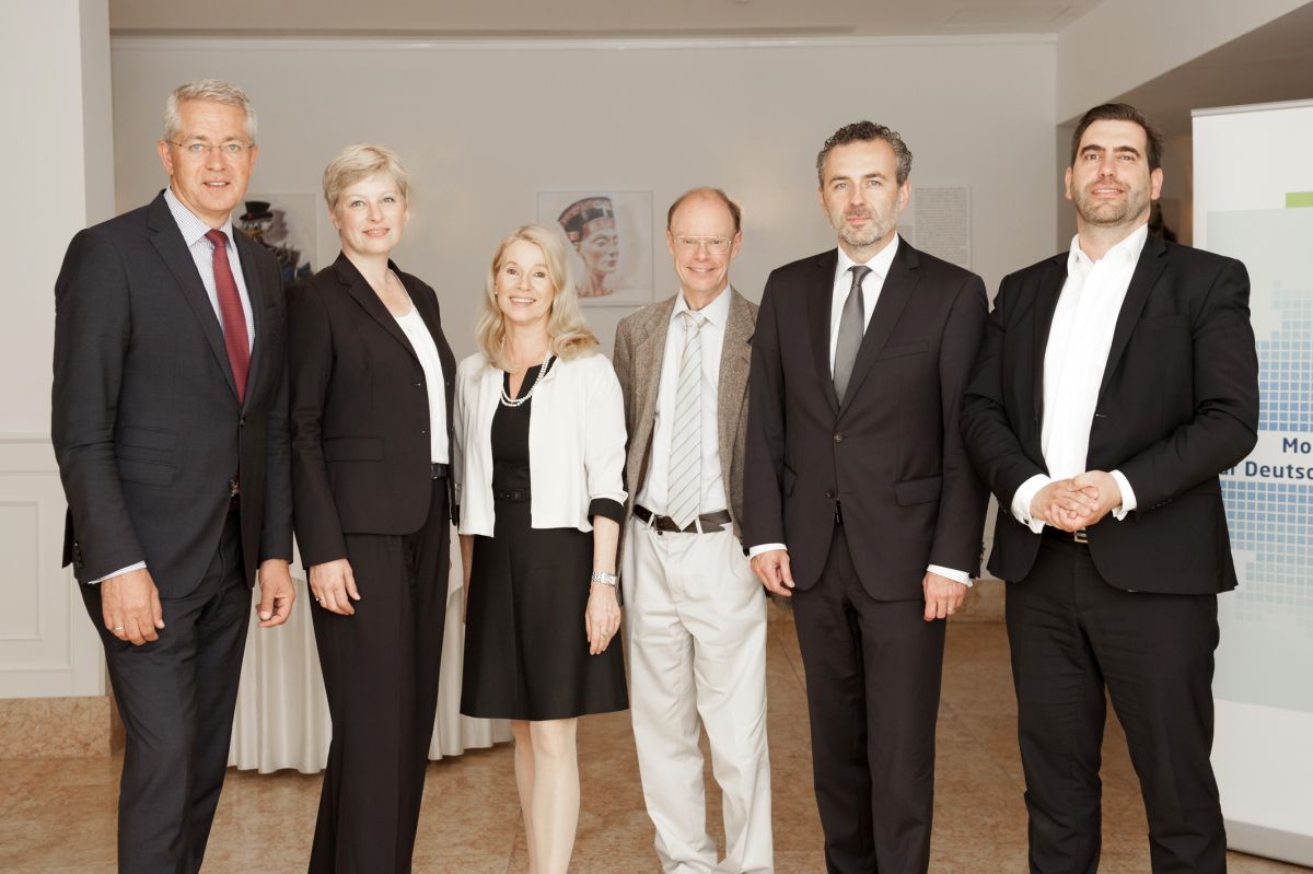 V. l. Dr. Schulte, Dr. Heike van Hoorn (DVF-Geschäftsführerin), Busch, Dr. Calrk, Jazombek MdB, Sitta MdB